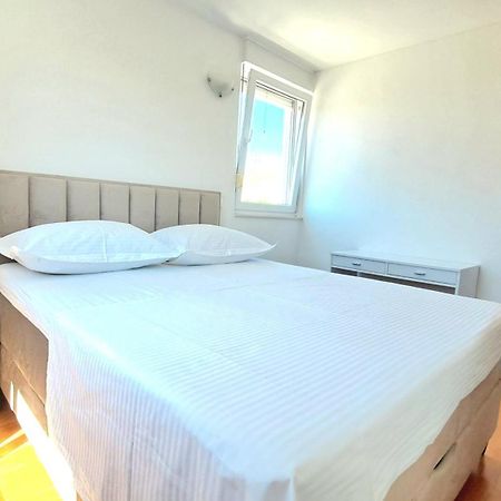 Cozy Apartment With Free Private Parking Split Exterior photo