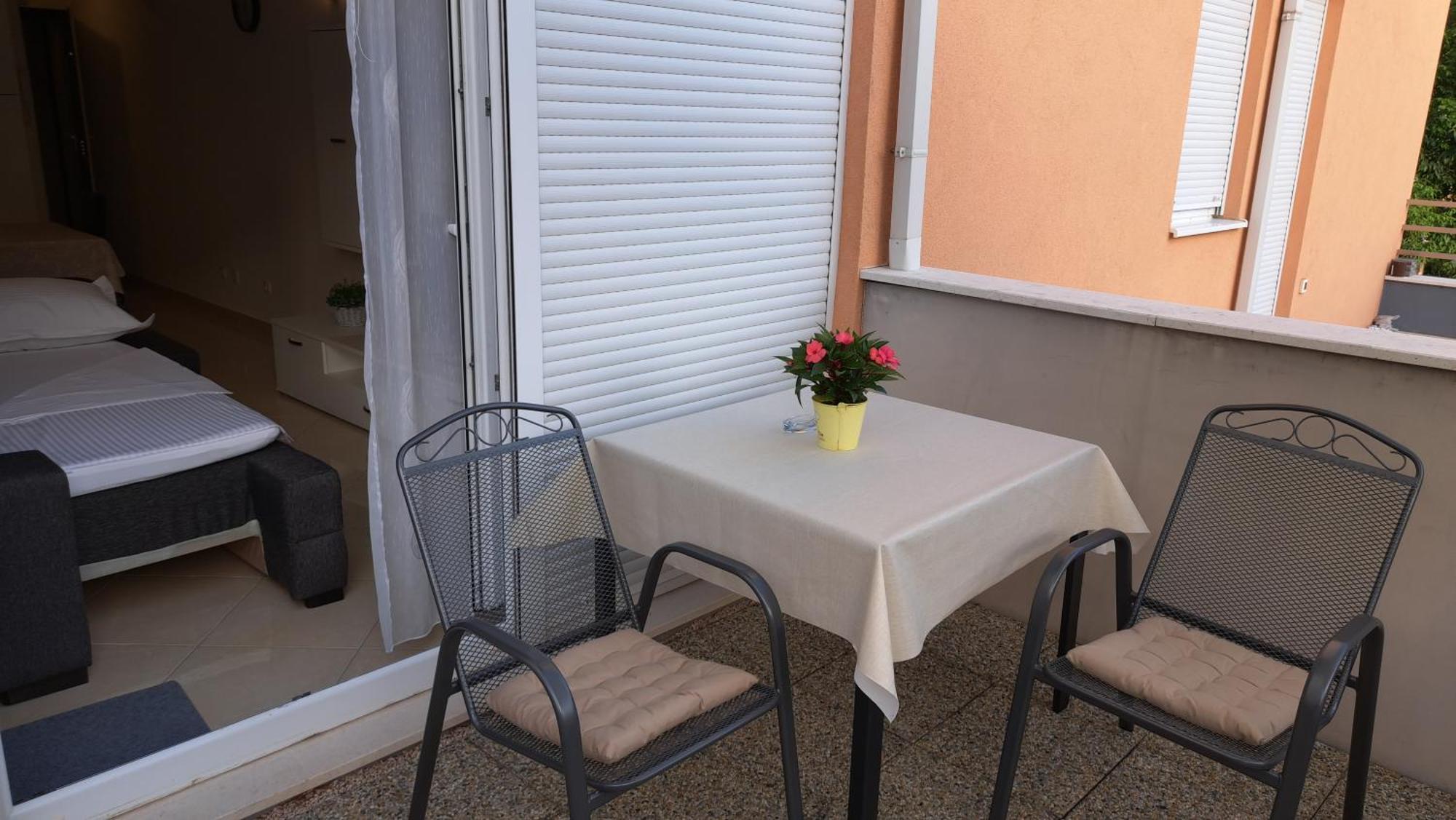 Cozy Apartment With Free Private Parking Split Room photo